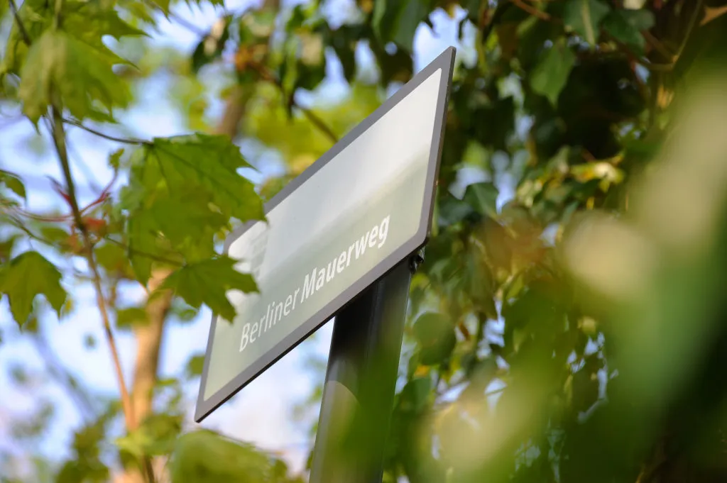 Berliner Mauerweg trail marker